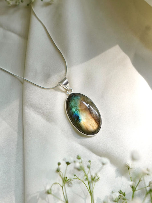 Labradorite pendant in silver